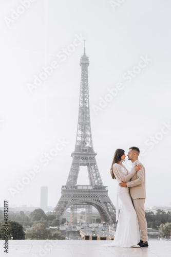 Happy young couple in love in the front of the Eiffel tower. © ALEXSTUDIO