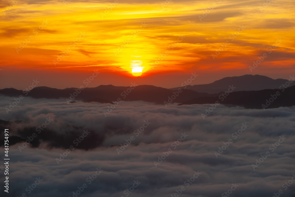 朝陽と雲海