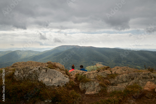 Bieszczady jesienią. Turyści na górskich szlakach. Połoniny. Ciemne chmury. Korory jesieni.