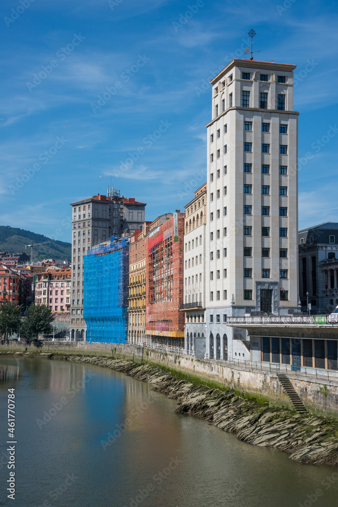 Conjunto de edificios junto a la ría de Bilbao en el País Vasco, España