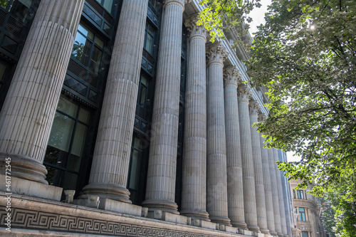 Fachada con columnas en un céntrico edificio en la Gran Vía de la ciudad de Bilbao en País Vasco