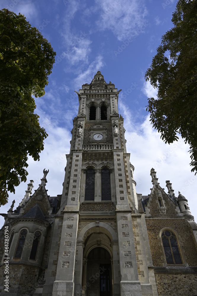 Une vue de face de l'église Saint-Benoît avec des arbres au Mans.