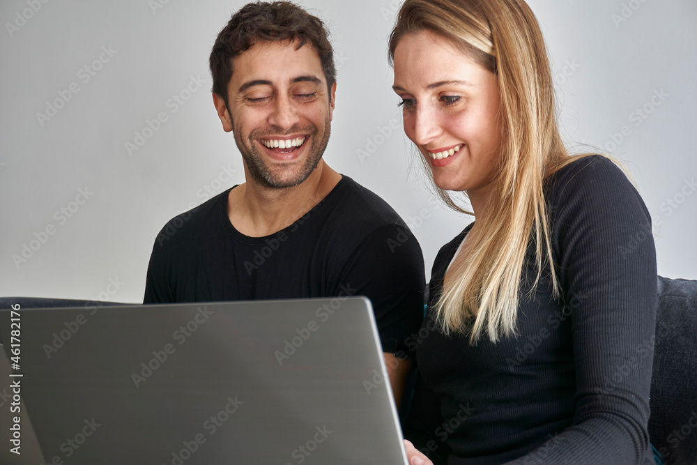 Pareja hombre y mujer trabajando juntos con computadora portatil
