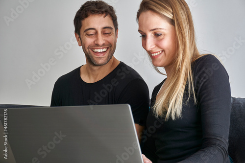 Pareja hombre y mujer trabajando juntos con computadora portatil
