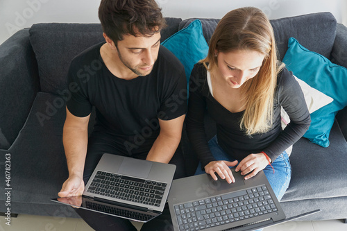 Pareja de jovenes trabajando desde casa