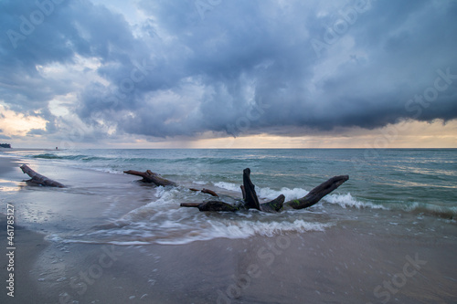 trunk on the beach © Sławomir Bodnar