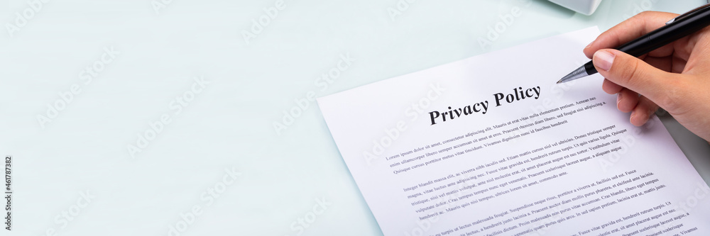 Woman Holding Pen Over Privacy Policy Form - obrazy, fototapety, plakaty 