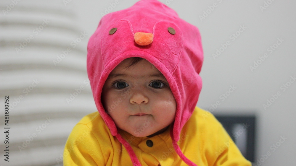 rosto de um bebê fantasiado de pinguin rosto de um bebê fantasiado de pinguin