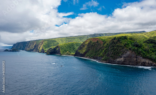 Konstfotografi Vue d'avion des falaises de Big Island et sa plage de sable noir, Hawaii