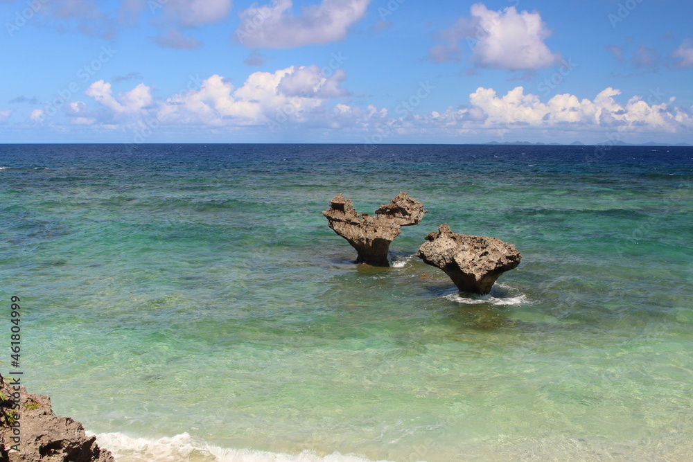 Fototapeta premium 古宇利島 ティーヌ浜のハートロック ハート岩 沖縄県今帰仁村