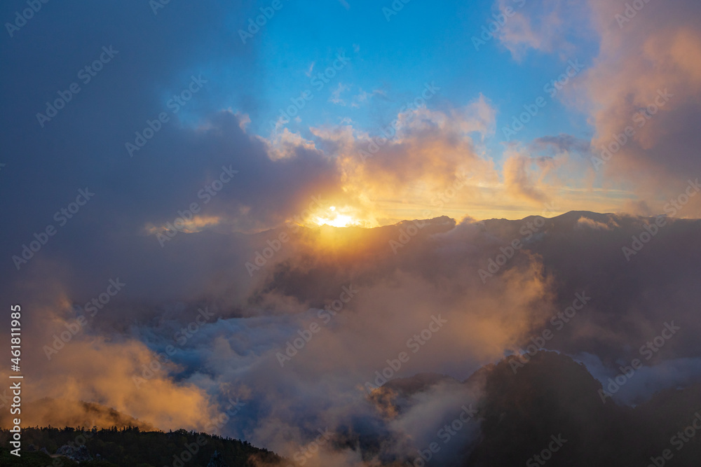 雲に覆われた燕山荘展望台から望む夕焼け