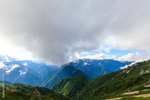 雲がかった雄大な山脈 © yuuki