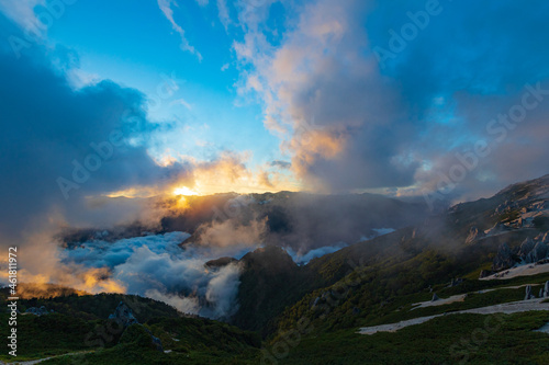 雲に覆われた燕山荘展望台から望む夕焼け © yuuki