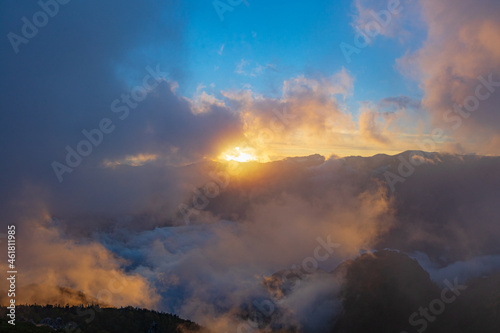 Fototapeta Naklejka Na Ścianę i Meble -  雲に覆われた燕山荘展望台から望む夕焼け