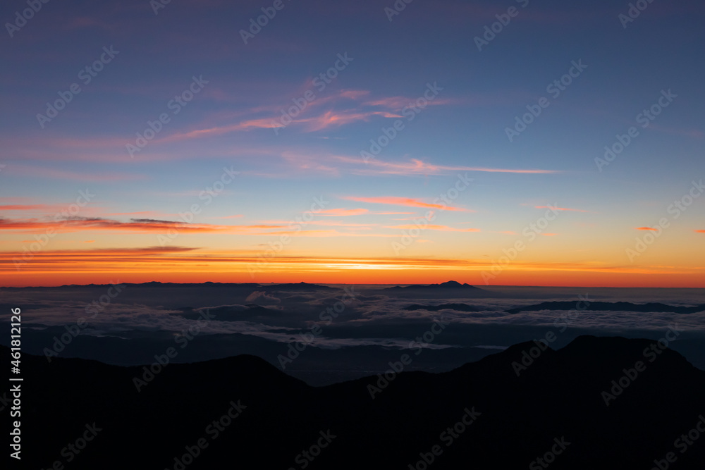 夜明けの燕山荘展望台からの眺め