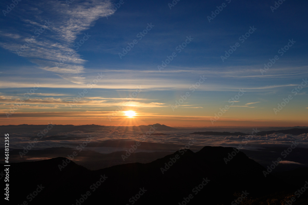 燕岳から望む日の出