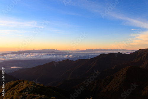 朝焼けの雄大な山脈