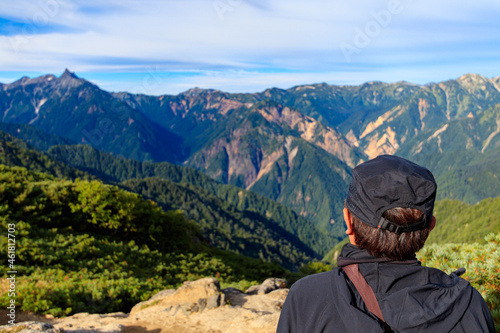 雄大な山脈を眺める男性 © yuuki