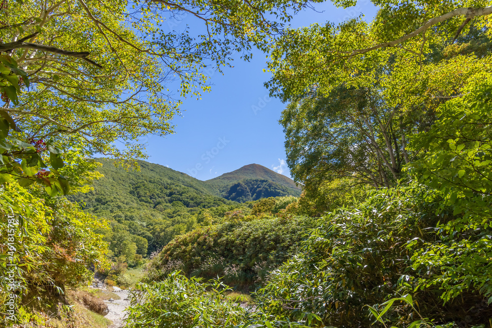 登山道の途中から見える、福島県の磐梯山と青空
