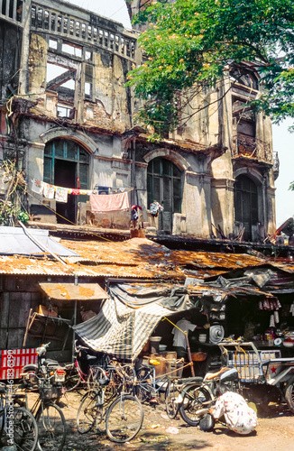 Eingescanntes Diapositiv einer historischen Farbaufnahme aufgenommen im chinesischen Viertel "Cholon" in der Altstadt von Saigon, Südvietnam © Frank Wagner