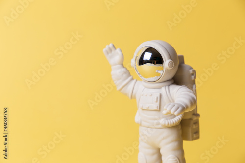 Carta da parati Plastic toy figure astronaut on a yellow background