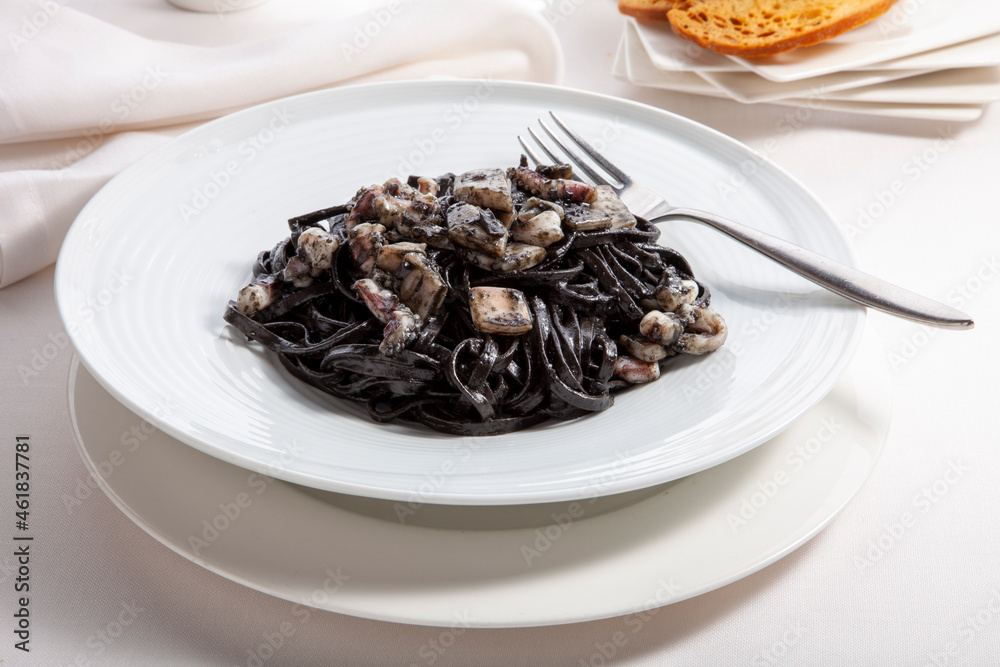 De cerca calamares en su tinta con pasta. close up of squid in its ink with pasta
De cerca calamares en su tinta con pasta. close up of squid in its ink with pasta