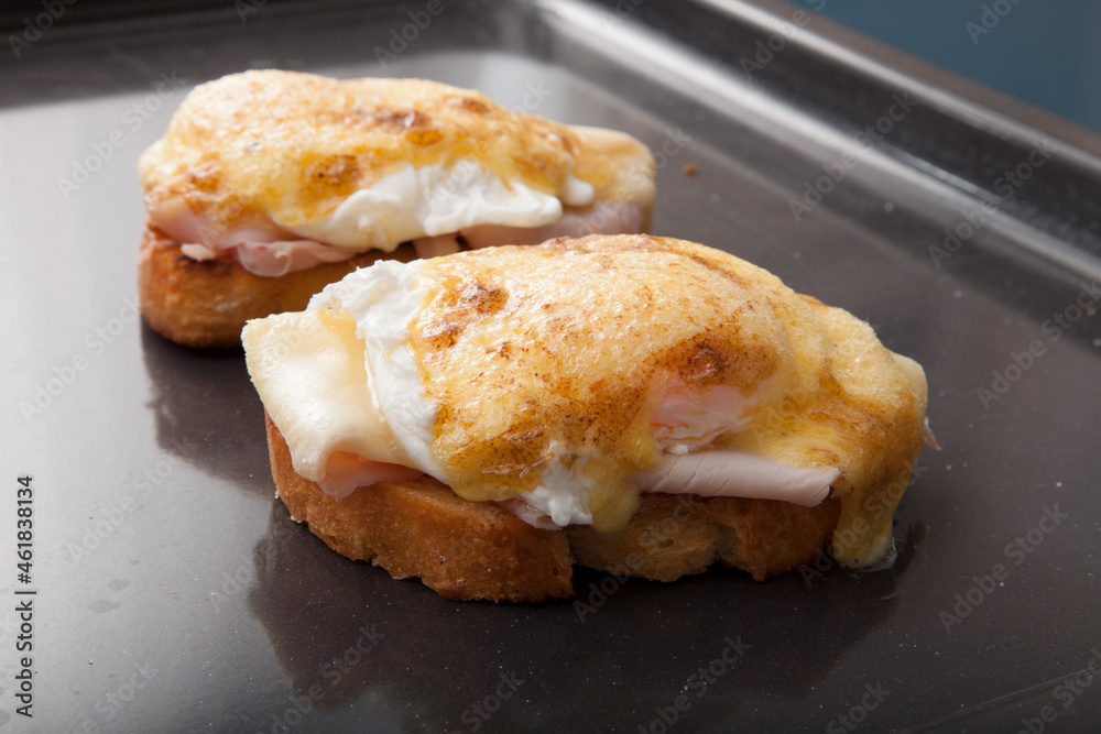 De cerca canapé de jamón, queso y huevo frito.
Close up canape with ham, cheese and fried egg De cerca canapé de jamón, queso y huevo frito.
Close up canape with ham, cheese and fried egg