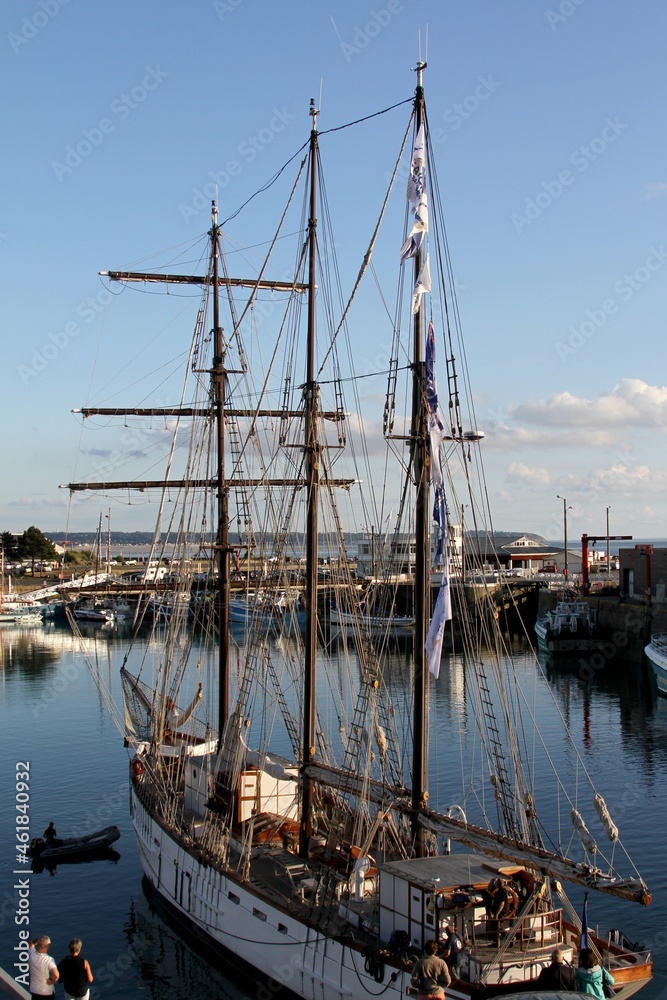 goélette, trois mats dans le port goélette, trois mats dans le port