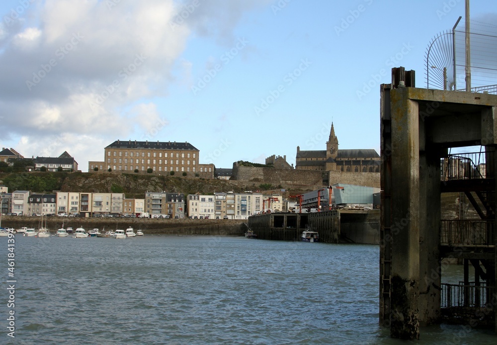 Obraz premium Le port et la ville de Granville en Normandie, département de la Manche