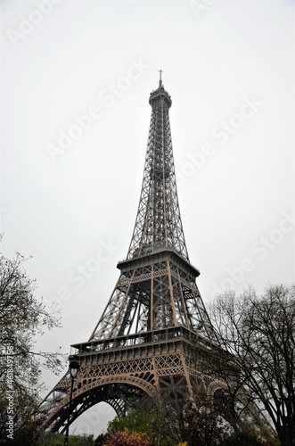 Fototapeta Naklejka Na Ścianę i Meble -  The famous Eiffel Tower in Paris, France