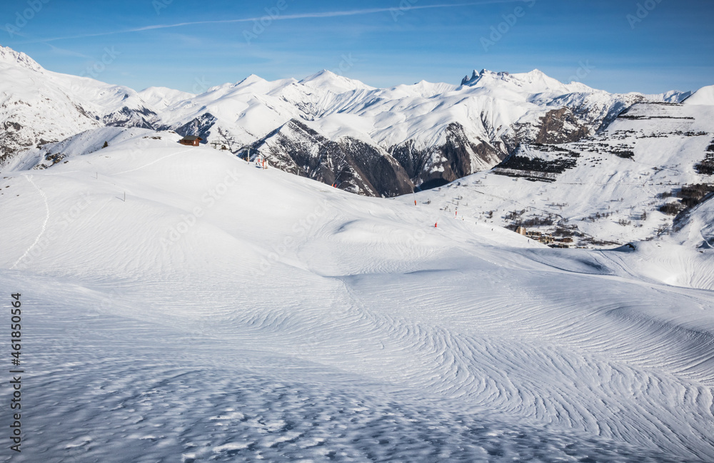 Fototapeta premium station de ski en Oisans: les deux-alpes dans le massif des écrins en Isère