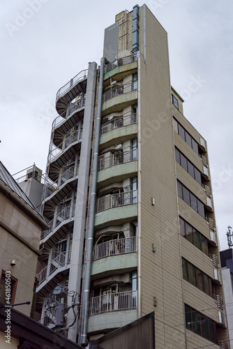 六本木5丁目のハードロックカフェ近くの風景　中央にパイプの通った建物　5 Chome Roppongi Minato city tokyo, Japan 2021-10-07 photo