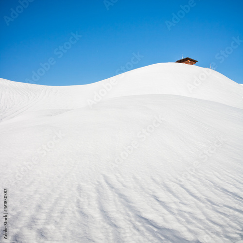 paysage de colline recouverte de neige en hiver
