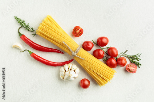 Spaghetti with pepper, garlic, tomato, and rosemary.