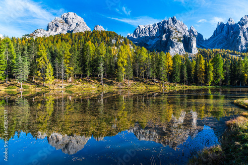 Fototapeta Naklejka Na Ścianę i Meble -  Autumn colors on the lake of Antorno. Magical glimpses of the Dolomites. Three peaks of Lavaredo