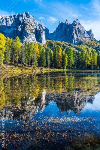 Fototapeta Naklejka Na Ścianę i Meble -  Autumn colors on the lake of Antorno. Magical glimpses of the Dolomites. Three peaks of Lavaredo