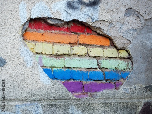 Kolory LGBT na ścianie budynku © Pio Si