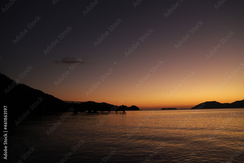 Obraz premium やまぐち観光!下松市笠戸島海上プロムナード の夕陽と瀬戸内海 YAMAGUCHI Kasado