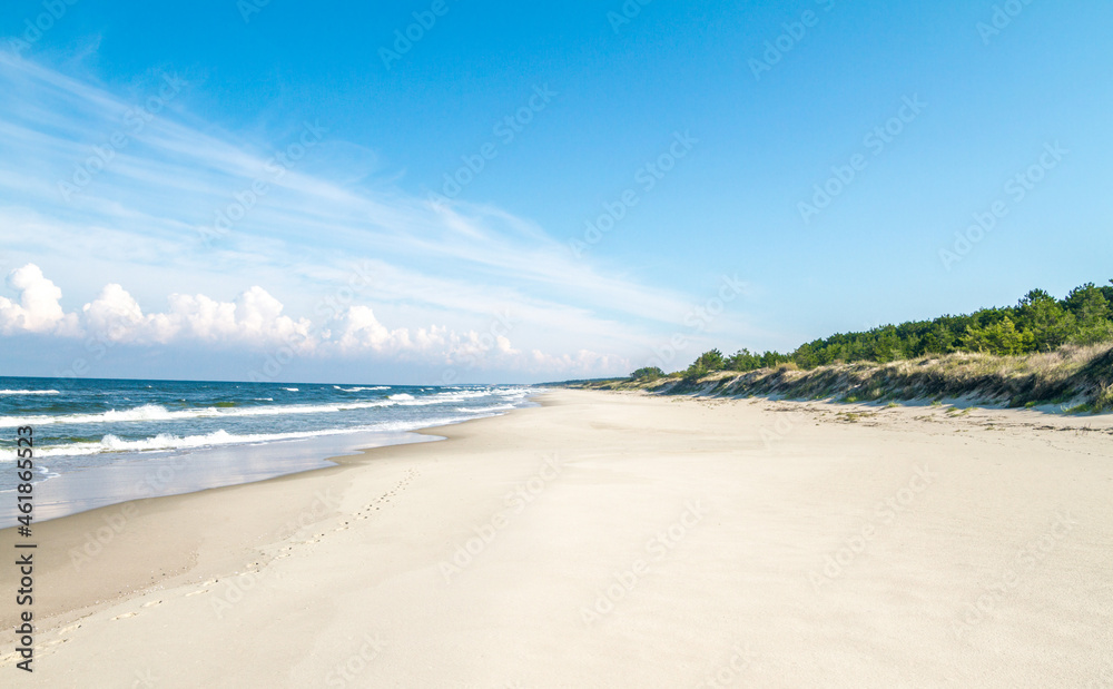 Beautiful sandy seaside beach. Baltic Sea (Morze Bałtyckie, Bałtyk), Poland. - obrazy, fototapety, plakaty 