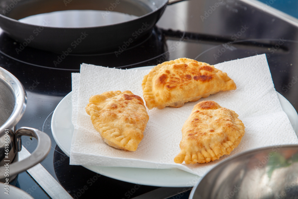 Foto de a closeup tuna egg and tomato empanadas. un primer plano de