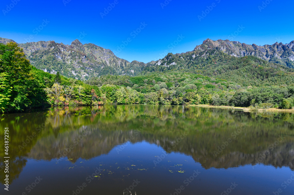 戸隠, 鏡池, シンメトリー, 秋イメージ, 黄葉, 長野県, 戸隠高原, 絶景, 高原, 池, 反射, 空, 秋空, 晴天, 朝, 静寂, 静か, 美しい, 絵葉書, ポストカード, 背景, 風景, 山, 山奥, 戸隠山, 9月, 10月, 晩秋, 長野市, 鏡, 対照, 観光地, 観光スポット, 旅行, 旅, ドライブ, 素材, 秋, 紅葉, 紅葉はじめ, 色づき, 青空, 快晴, コピースペ