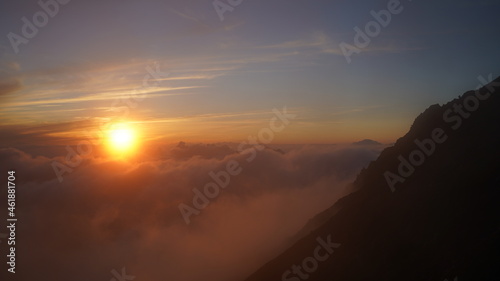 穂高山荘からの夕日 © Tomo Nyan