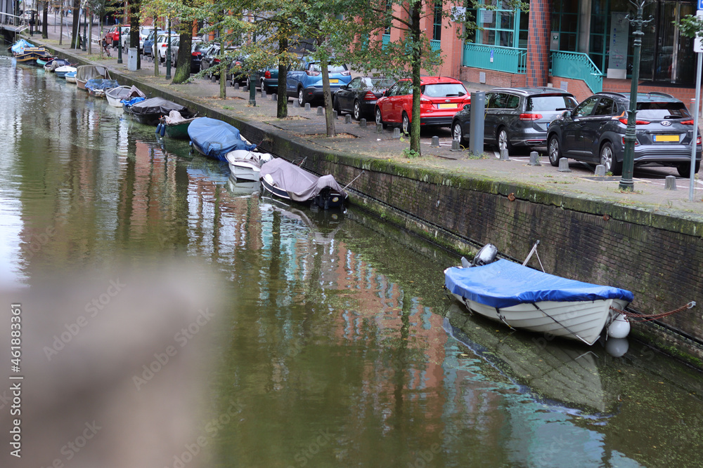 Fahrzeuge und Boote an Kanal