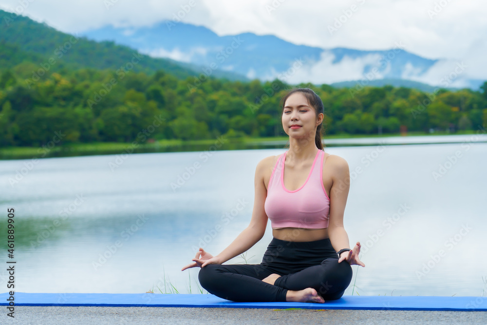 Fototapeta premium Woman doing yoga in the park in the morning