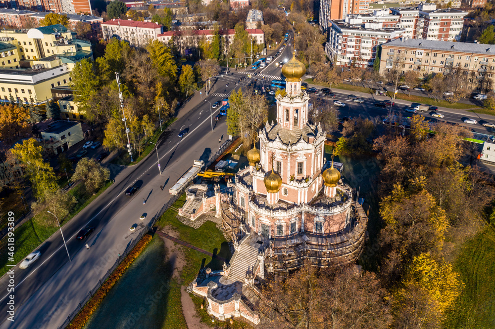 Obraz premium a panoramic view of a beautiful old church in the early morning at the crossroads filmed from a drone 