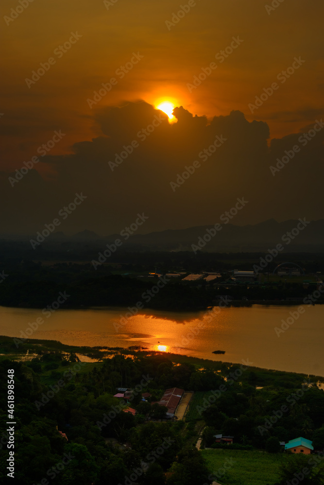 Obraz premium Sunlight before disappearing into the clouds