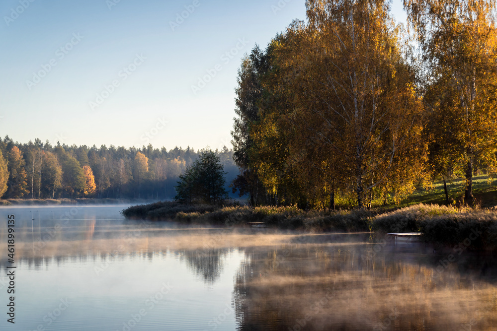 Jesienny poranek nad zalewem Czapielówka, Podlasie, Polska