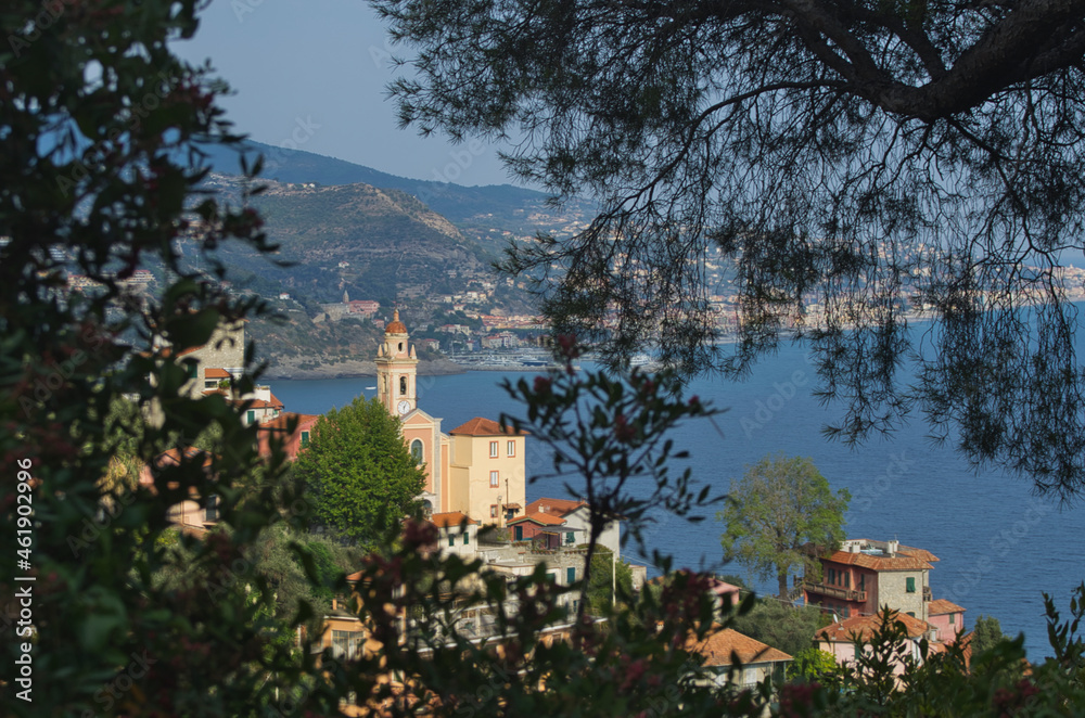 Village de la Riviera italienne, panorama vers Vintimille