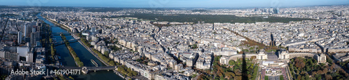 Panorama von Paris. Luftaufnahme, Vogelperspektive des Flusses Seine, der Paris, Frankreich durchquert. Blick vom Eiffelturm mit Horizont