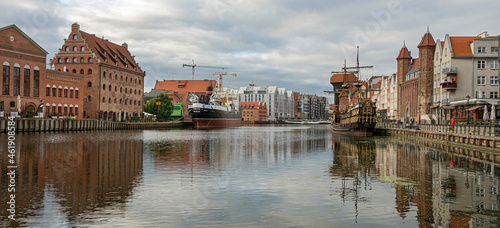 Fachwerkhäuser und Boote in der Altstadt von Danzig, Polen